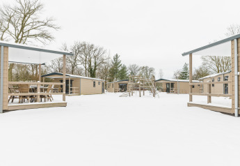 Hébergements Bungalette Comfort avec terrasse au Holiday park Mölke aux Pays-Bas, paysage enneigé.