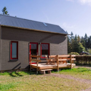 Tiny House-Glamping-Unterkunft bei Naturcamp Lenkgrund in Thüringen, umgeben von Natur und Wäldern.