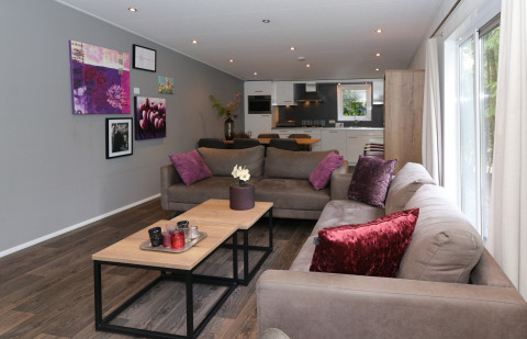 Modernes Wohnzimmer in L-Pavilion 6, De Achterhoek, Niederlande, mit offener Küche und großen Fenstern.
