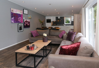 Modernes Wohnzimmer in L-Pavilion 6, De Achterhoek, Niederlande, mit offener Küche und großen Fenstern.