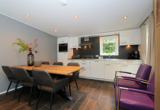 Moderne Ess- und Küchenbereich in der Lodge L-Pavilion 6 in De Achterhoek, Niederlande, stilvoll eingerichtet.