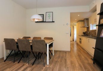 Eethoek en moderne keuken in Paviljoen 6 van De Achterhoek, Nederland, geschikt voor zes personen.