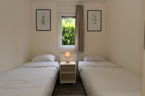 Chambre avec deux lits simples, table de nuit et lampe au Pavilion 6, De Achterhoek, Pays-Bas, moderne.
