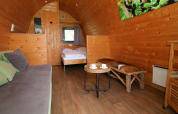 Sfeervol houten interieur van een Treelodge boomhut, Gulperberg, Nederland, met rustieke inrichting.