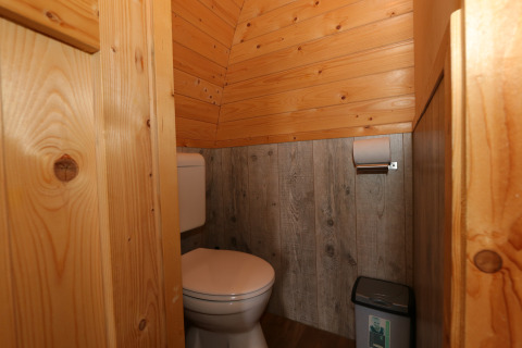 Et lille toilet med træpanelvægge i træhuset Treelodge på Gulperberg, Holland.