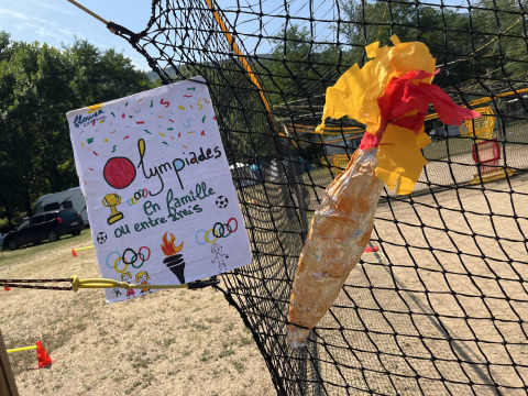 Selbstgebastelte Olympische Fackel und Poster für Familienolympiade bei Flower Camping Le Pont du Tarn.