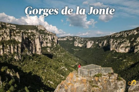 Udsigt over Gorges de la Jonte kløften fra en udsigtsplatform nær Flower Camping Le Pont du Tarn i Occitanie.