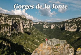 Panoramisch zicht op de Gorges de la Jonte vanaf een uitkijkpunt bij Flower Camping Le Pont du Tarn in Occitanië.