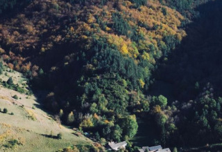 Luchtfoto van landelijke huisjes en groene valleien bij Flower Camping Le Pont du Tarn, Occitanië, Frankrijk.