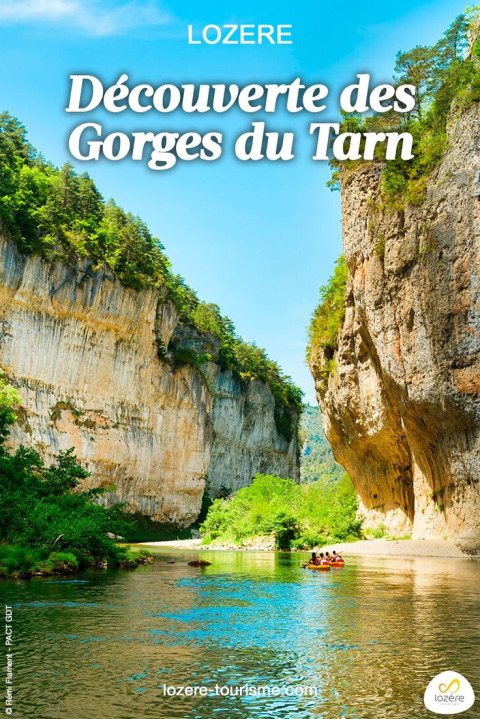 Prachtig zicht op de Gorges du Tarn met kano op de rivier bij Flower Camping Le Pont du Tarn in Occitanië, Frankrijk.
