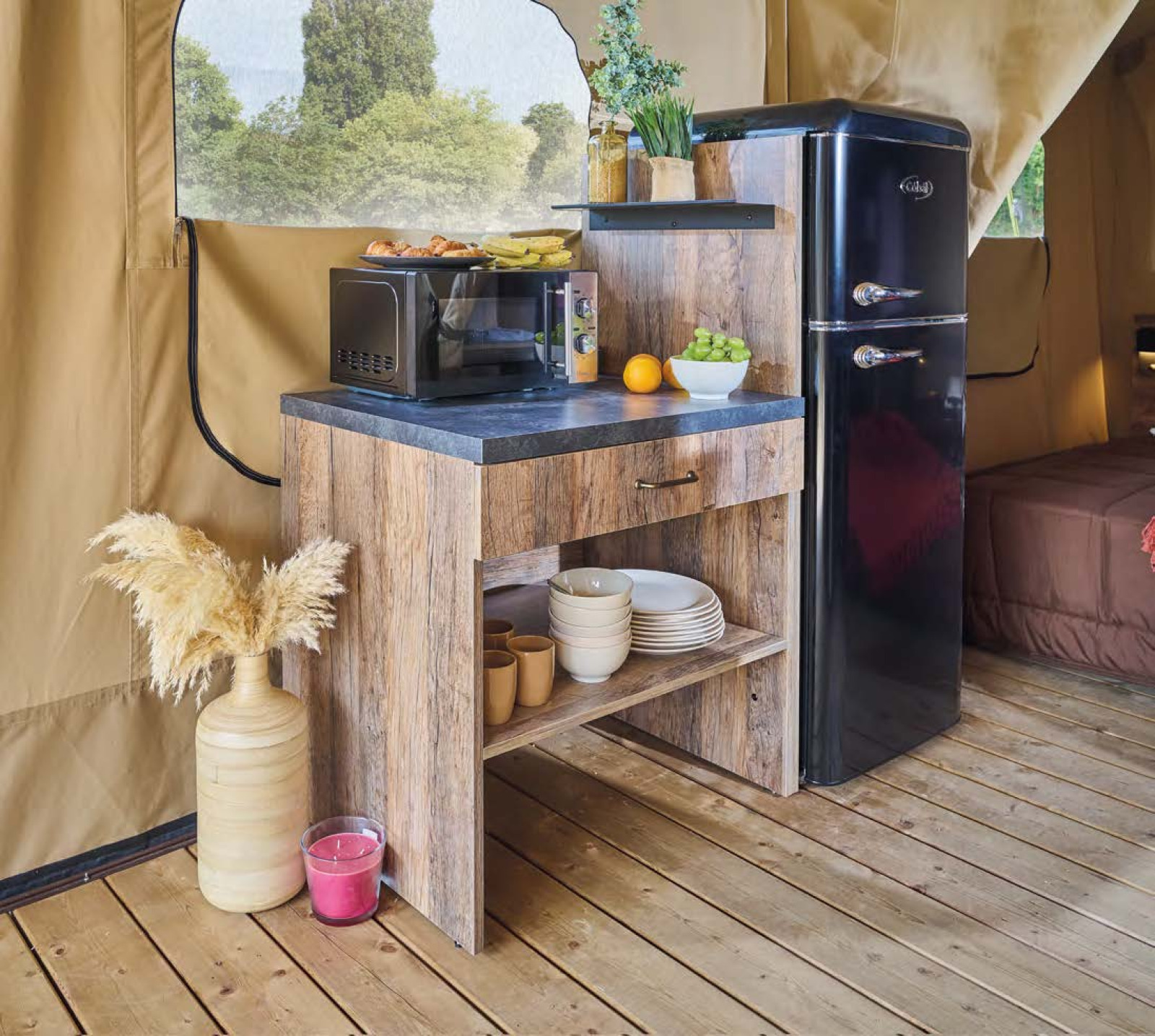Gezellige keukenhoek in een safaritent bij Kenya Lodge, Flower Camping Le Pont du Tarn, Frankrijk, met koelkast.