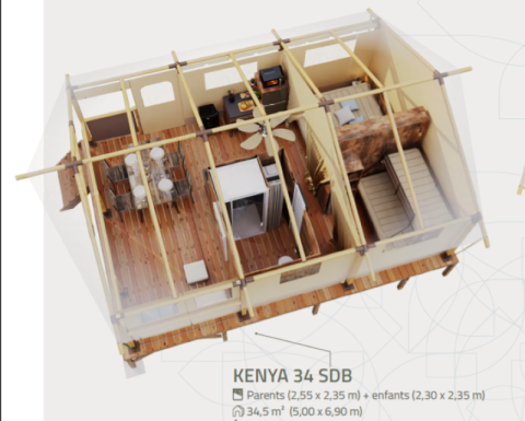 Binnenzicht van de Kenya Lodge safaritent op Flower Camping Le Pont du Tarn in Frankrijk met eet- en slaapgedeelte.