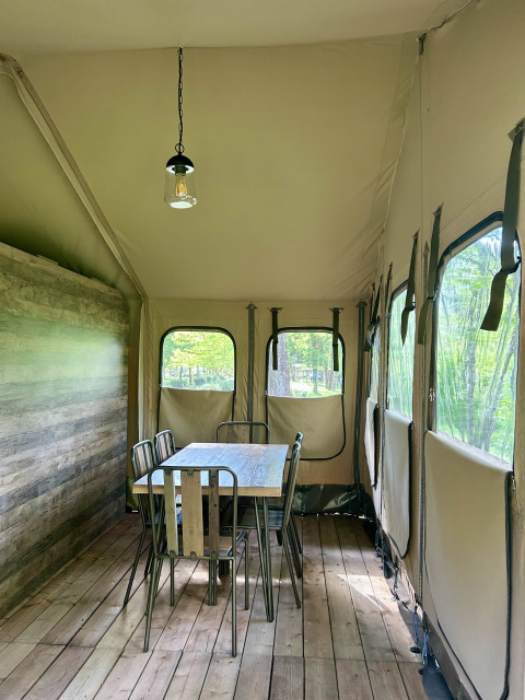 Essbereich im Safarizelt Kenya Lodge bei Flower Camping Le Pont du Tarn in Frankreich.