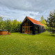 Træhytte Forest villa De Bosburcht med sauna, beliggende i grønne omgivelser med græsplæne og træer.