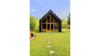Acogedora cabaña Forest villa «De Bosburcht» en De Kremmer, Países Bajos, rodeada de vegetación y naturaleza.