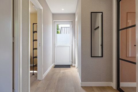 Inkomhal van Forest villa «Heidehaas» bij De Kremmer in Nederland, met houten vloer en modern interieur.