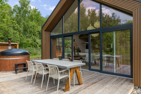 Moderne lodge Forest villa Heidehaas in De Kremmer, Nederland met buitenterras en uitzicht op het bos.