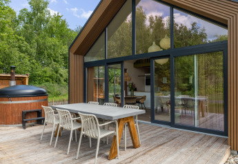 Moderne lodge Forest villa Heidehaas in De Kremmer, Nederland met buitenterras en uitzicht op het bos.