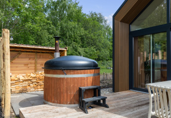 Vasca idromassaggio in legno con coperchio sulla terrazza di Forest villa «Heidehaas» a De Kremmer, Paesi Bassi.