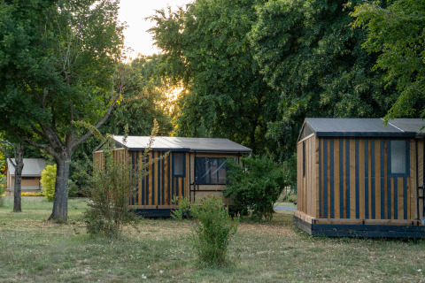 Photo de tentes safari Tiny-house Galli parmi les arbres au camping Onlycamp La Gâtine en France.