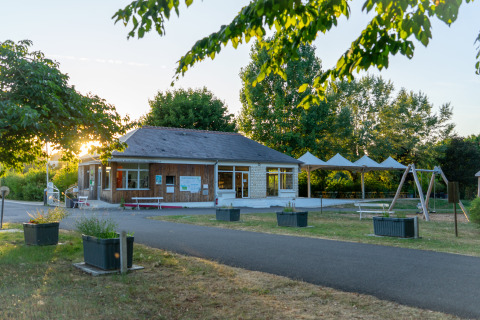Solrigt udsyn til Onlycamp Camping La Gâtine med legeplads og afslappet stemning i Centre-Val de Loire, Frankrig.
