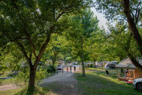 Vakantiepark Onlycamp Les Tuillères in Auvergne-Rhône-Alpes, Frankrijk met bomen, tenten en gasten.