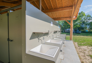 Buitenspoelbakken bij Onlycamp Camping Chamarges vakantiedomein in Auvergne-Rhône-Alpes, Frankrijk.