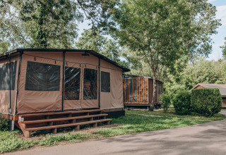 Tenthutten en groen bij Onlycamp Camping de Besançon, een vakantiepark in Bourgogne-Franche-Comté, Frankrijk.