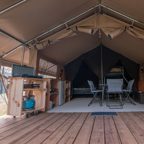 Safari teltet Ponza på Onlycamp Camping de Besançon, Frankrig, med træterrasse og campingmøbler.