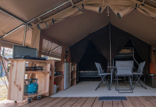 Safari teltet Ponza på Onlycamp Camping de Besançon, Frankrig, med træterrasse og campingmøbler.