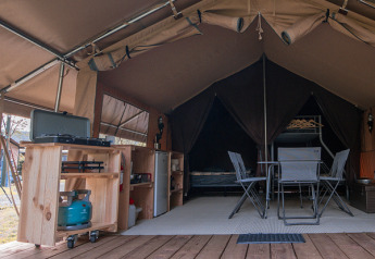 Tienda safari Ponza en Onlycamp Camping de Besançon, Francia, con terraza y muebles de camping.