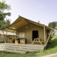Safaritent Sunshine 49 met grote veranda en houten tuinset op een groene camping in openlucht.