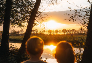 Twee kinderen kijken naar de zonsondergang bij Glamphuys Ultra safaritent op Landgoed Ruysbos, Nederland.
