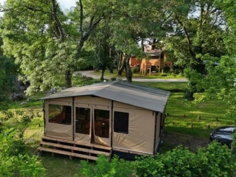Safari-tent accommodatie op Onlycamp Camping Les Thézières omgeven door natuur in Frankrijk.