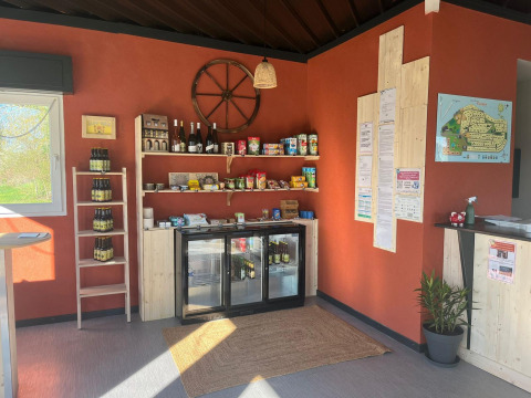 Kleine winkel met streekproducten in Camping Vauban, vakantiepark in Grand Est, Frankrijk.
