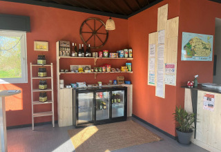 Kleine winkel met lokale producten bij Camping Vauban, vakantiepark in Grand Est, Frankrijk.
