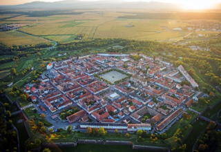 Vista aérea de Neuf-Brisach, en Grand Est, Francia, destacando su distintivo diseño octogonal amurallado.