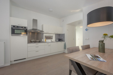 Cuisine et salle à manger modernes et lumineuses dans une tiny house à Lodge Wellness 4, Bospark 't Wolfsven.