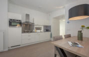 Cuisine et salle à manger modernes et lumineuses dans une tiny house à Lodge Wellness 4, Bospark 't Wolfsven.