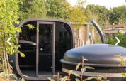 Espace extérieur du lodge «Cannenburch» Deluxe au Veluwe park de Bosgraaf, Pays-Bas, avec sauna et bain à remous.