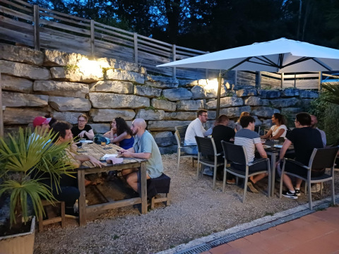 Gasten genieten van een avond buiten bij vakantiepark Domaine Papillon in Occitanië, Frankrijk.