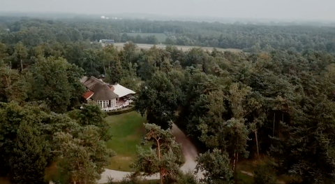 Luchtfoto van Outdoors Holten vakantiepark in Overijssel, Nederland, verscholen tussen bomen en natuur.