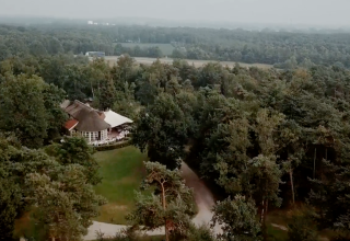 Luchtfoto van Outdoors Holten vakantiepark in Overijssel, Nederland, verscholen tussen bomen en natuur.
