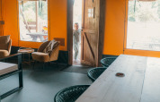 Intérieur d'une tente safari de luxe avec porte ouverte et enfant, Holiday park Sallandshoeve, Pays-Bas.