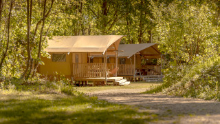Das Safari-Zelt De Bos Tent steht gemütlich im Wald, ideal für entspannten Glamping-Urlaub in der Natur.