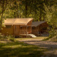 Safaritent De Bos Tent verscholen in het groen, voor een charmante en ontspannen glamping belevenis.