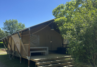 La tenda safari Villatent Nomad al campeggio Les Bois du Bardelet in Francia, immersa nella natura verde.