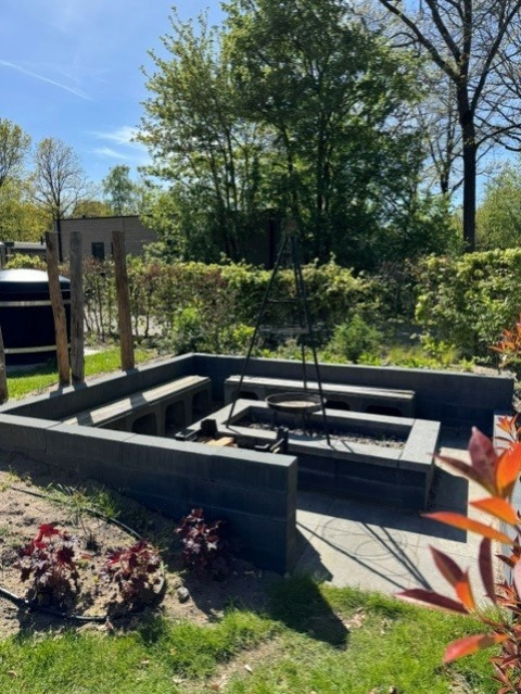 Buitenhaard met zitbanken bij lodge «Cannenburch» Deluxe in Veluwe park de Bosgraaf, Nederland.