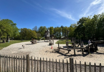 Terrain de jeu avec sable et structures en bois au parc Veluwe de Bosgraaf, aux Pays-Bas.