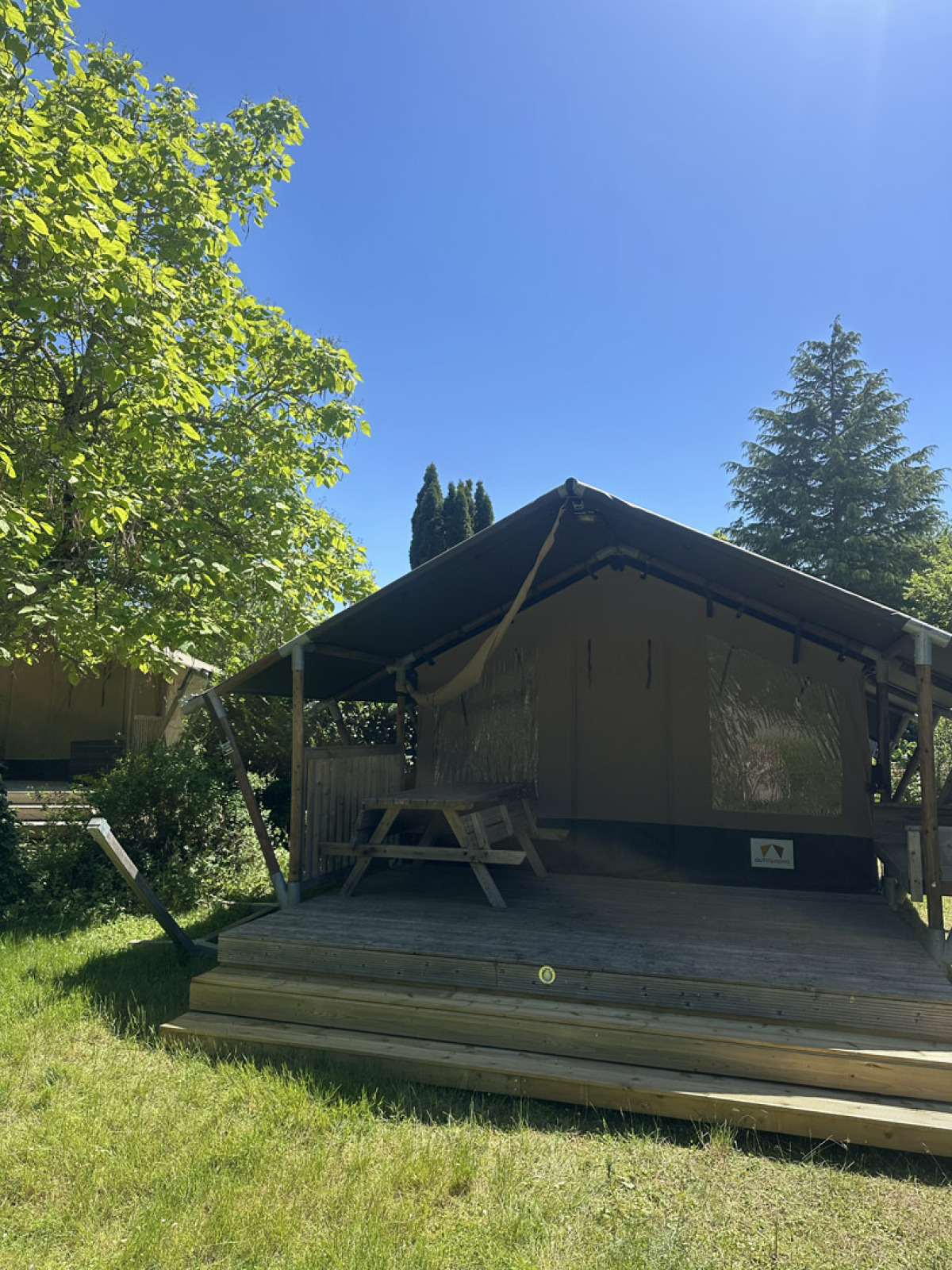 Safaritent Compact op camping Les Bois du Bardelet in Frankrijk onder een strakblauwe hemel.
